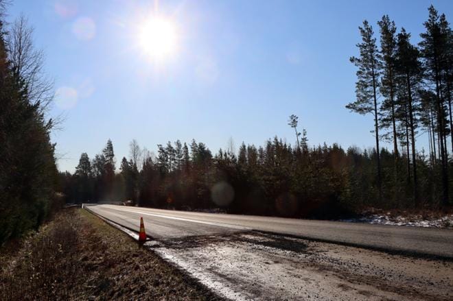 Tainuskylän suunnalla oli jo alkuviikolla uutta päällystettä tiessä. KUVA: JARMO PANULA