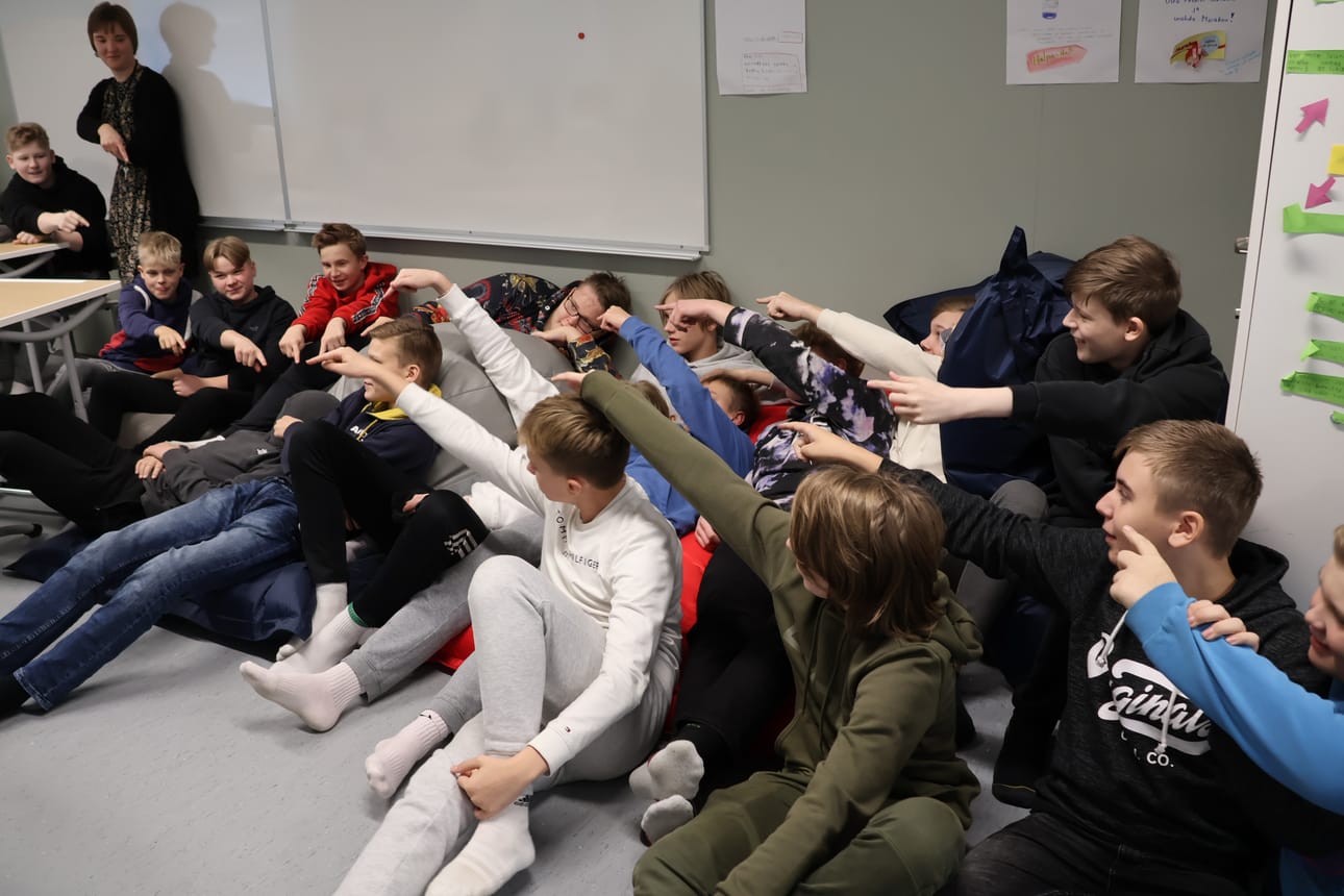 Säkkituolit vetivät Alahärmän yläkoulun 8.-luokkalaisia puoleensa, mutta sujui se kuuntelu sieltäkin. Kun kirjailija Jyri Paretskoi kysyi, kuka ryhmästä mahtaa muistuttaa hänen Shell´s Angles -kirjasarjansa Rudia, kaikkien sormet osoittivat samaan suuntaan.