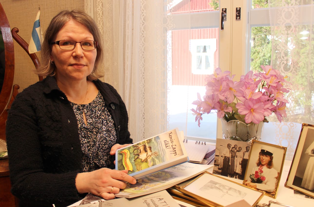Ulla-Maija Hepo-oja valmistelee syntymäpäiväjuhliaan, joissa vieraiden nähtävillä on muun muassa hänen käsitöitään sekä henkilö- ja sukuhistoriaa. Kestilässä asuvan Ulla-Maijan juhlat vietetään mummolassa Tavastkengällä.