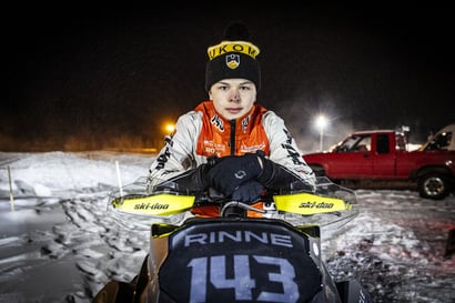 Rovaniemeläinen Topi Rinne, 15, ei ujostele moottorikelkan sarvissa – erikoislupa mahdollistaa kovassa lajissa kilpailemisen