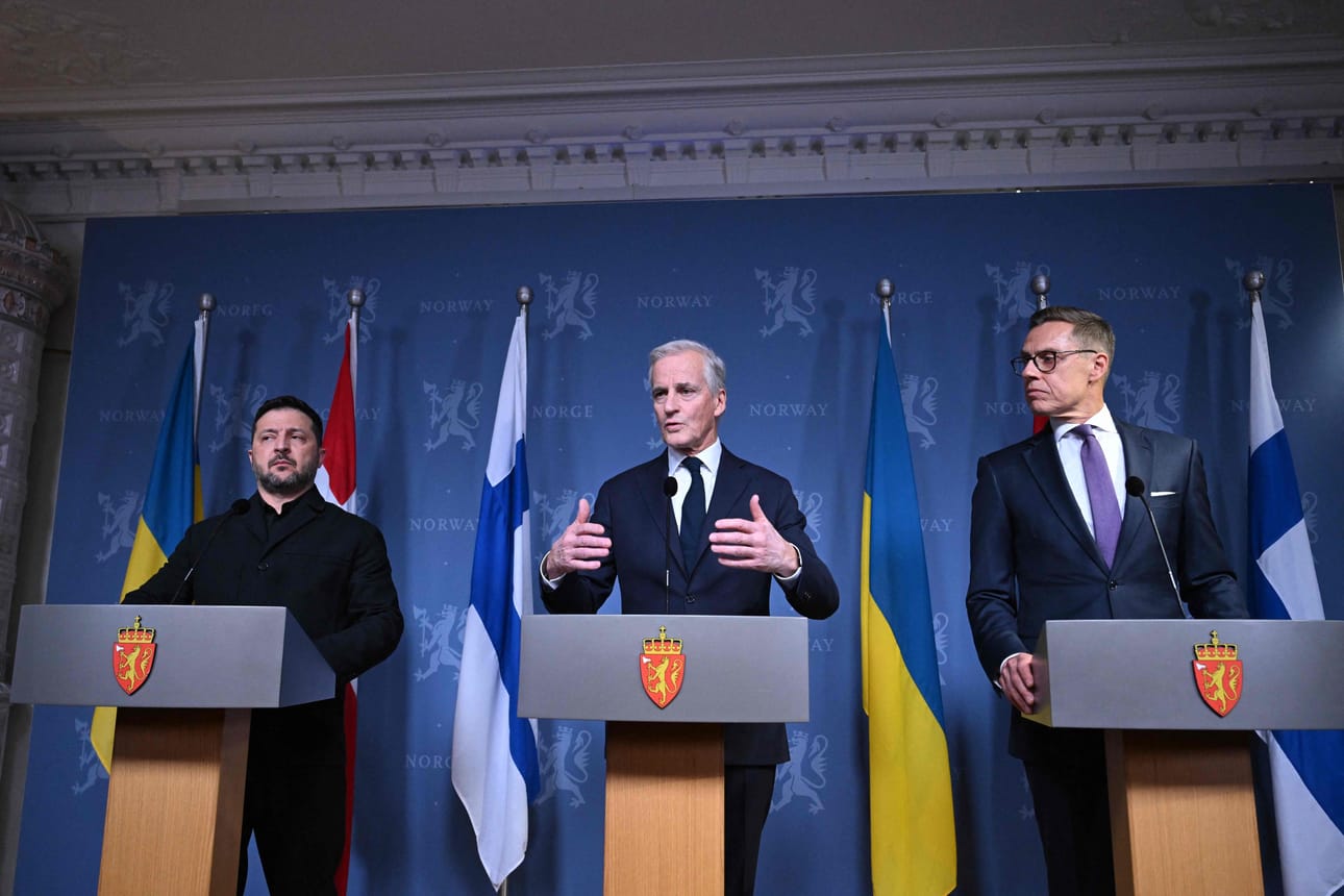 Ukrainan presidentti Volodymyr Zelensky (vas.), Norjan pääministeri Jonas Gahr Störe ja Suomen presidentti Alexander Stubb osallistuivat Ukrainan rauhanneuvotteluihin Oslossa.