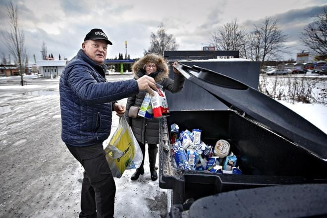 Ilmajoelta tulleet Riitta ja Aimo Rantamäki lajittelivat omaan keräysastiaan muun muassa jouluna kertyneet kinkunrasvat, jotka oli pakattu oikeaoppisesti maitopurkkeihin. KUVAT: TOMI KOSONEN
