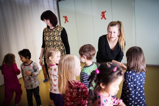 Lapsille opetetaan sanoja tekemisen kautta. Kielisuihkun vetäjällä Ilona Halttusella on innokas ranskan ryhmä, johon kuuluvat Pihla Eerola, Ayushma Sapkota, Inari Jääskeläinen, Lauri Touko, Noomi Haapaniemi, Liu Yutong ja Lina-Sofia Kadyrova. Mukana on myös lastenhoitaja Kadri Kaasik (taustalla). KUVA: Eriika Ahopelto