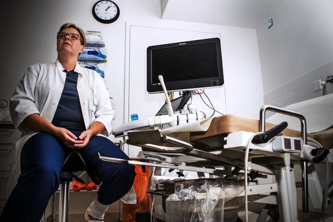 Synnytysten ja naistentautien ylilääkäri Sari Silventoinen kertoo, Vaasan keskussairaalassa raskaudenkeskeytyksiä tehdään viikoittain. Määrät ovat kuitenkin vähentyneet. KUVA: OUTI NEUVONEN