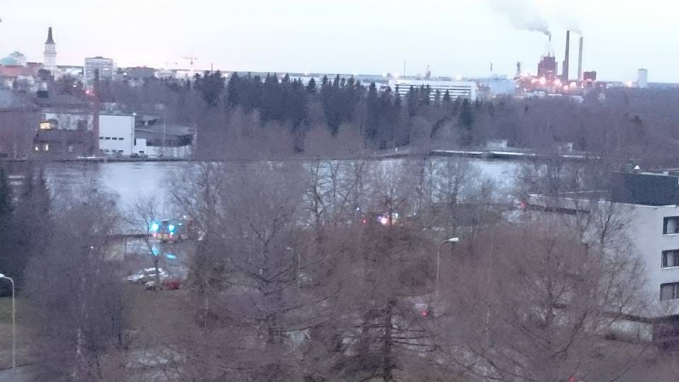 Sivullinen ohikulkija pelasti Tuirassa patosillalta veden varaan joutuneen miehen perjantaina iltapäivällä.