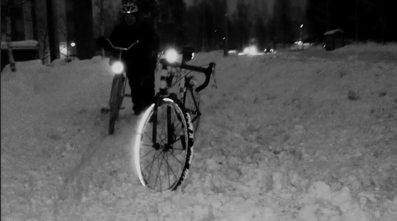 Nimimerkki "Talvipyöräilijä" otti kuvan Oulun Kasarmintieltä, jossa oli ensin hyvin aurattu pyörätie. Kun autotie aurattiin vauhdikkaasti, lopputulos pyörätiellä olikin tämä.