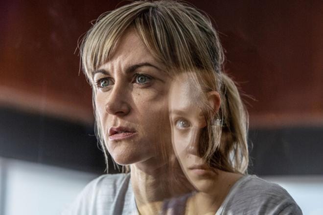 Koston kierteeseen ajautuvat naiset ovat vasemmalla yliopistolehtori Leah (Katherine Kelly) ja oikealla opiskelija Rose (Molly Windsor). Kuva: Yle Kuvapalvelu / Two Brother Pictures