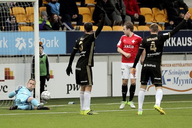 Pekka Sihvola laukoi kolme maalia HIFK:lle SJK:n puolustuksen suosiollisella avustuksella. KUVA: HEIKKI HAKANEN