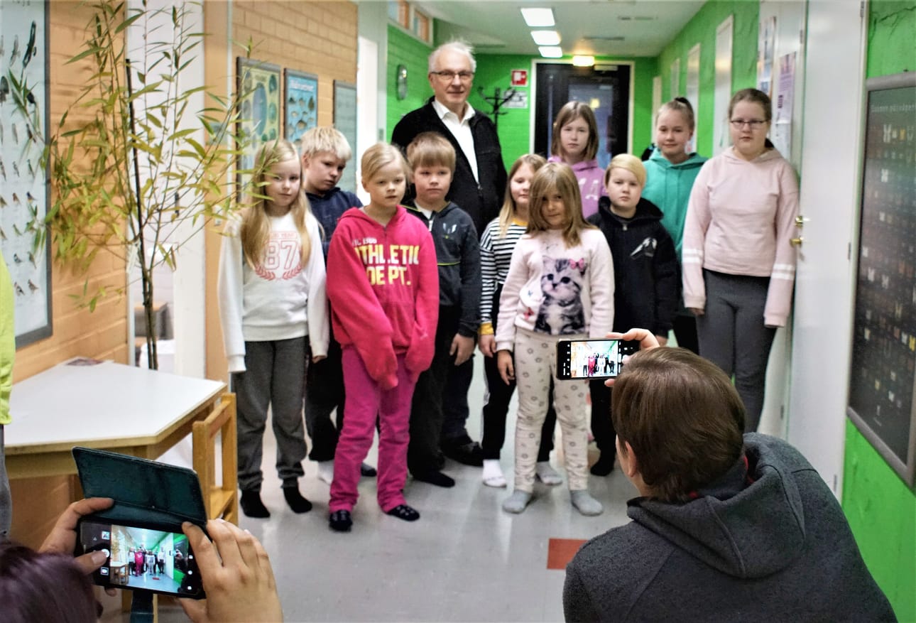 Paavo Tolkkinen aloitti viimeisen työpäivänsä tutuksi tulleessa Syötteen koulussa maanantaina.