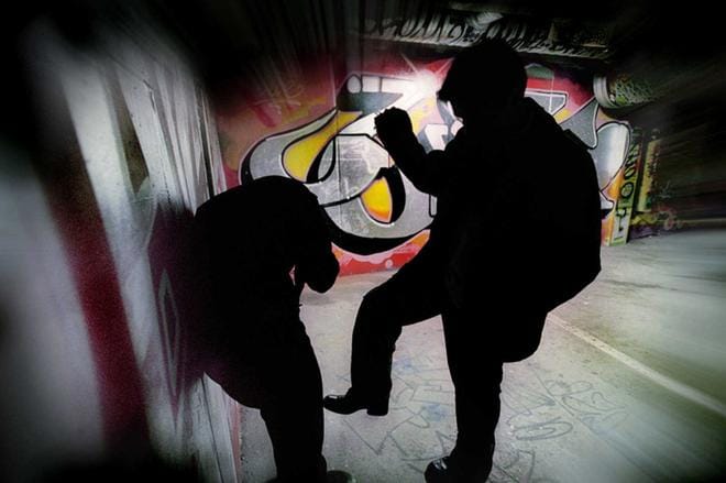 Lukijan mielestä pahoinvoivien poikien kokoontumisista voi seurata kiusaamista, aggressiivista käytöstä ja ilkivaltaa, pahimmillaan ryöstöjä ja jopa murhia.