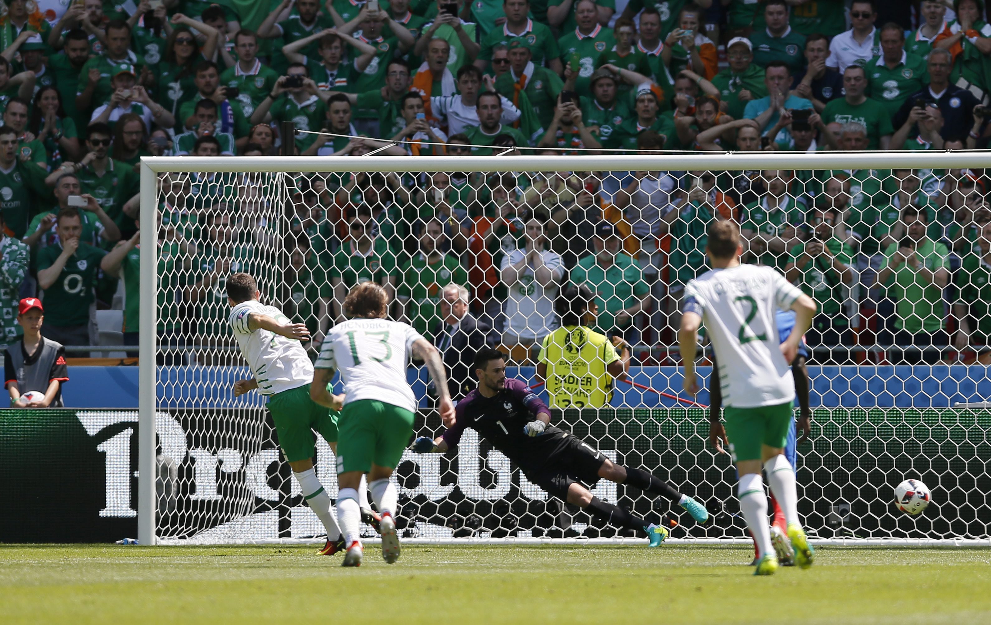 Irlannin Robbie Brady teki johtomaalin rangaistuspotkusta jo minuutin pelin jälkeen.