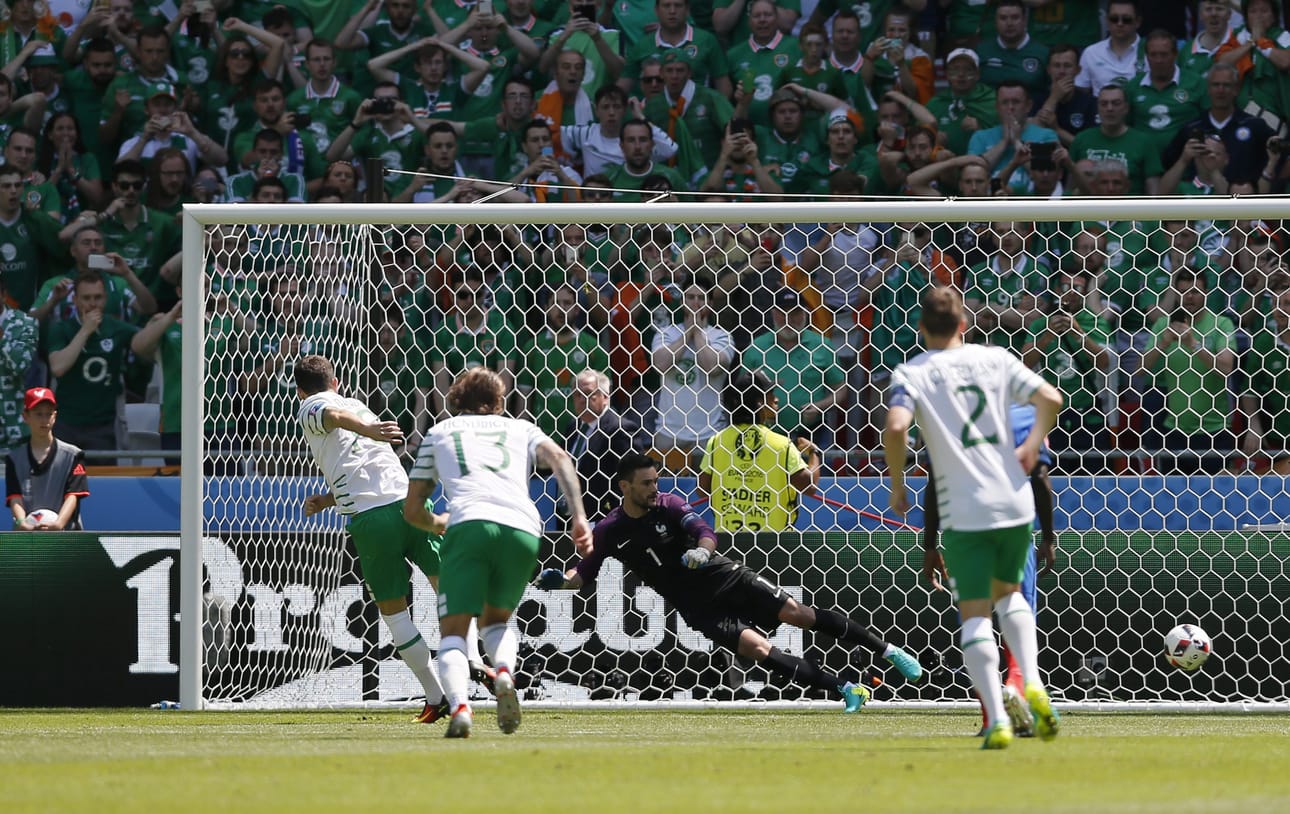 Irlannin Robbie Brady teki johtomaalin rangaistuspotkusta jo minuutin pelin jälkeen.