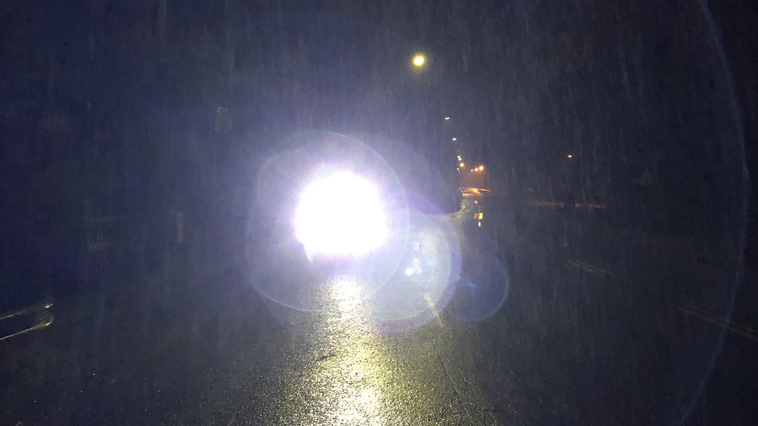 Poliisipartio otti tämän kuvan lauantai-iltana Turun seudulla vastaan tulleesta kävelijästä, joka kertoi taskulamppunsa tehoksi 1800 lumenia.