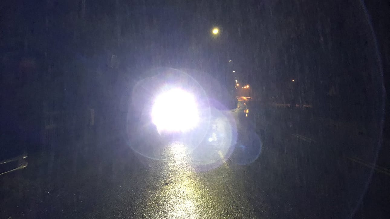 Poliisipartio otti tämän kuvan lauantai-iltana Turun seudulla vastaan tulleesta kävelijästä, joka kertoi taskulamppunsa tehoksi 1800 lumenia.