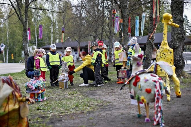Pikkuprovinssi alkoi maanantaina. Pappilantien päiväkodin lapset ihailivat Törnävänsaaressa Eläinystävät-teosta, jonka tekemiseen osallistuivat kaikki Seinäjoen päiväkodit. KUVA: TOMI KOSONEN