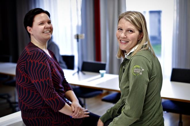 Suomen Yrittäjäopiston yritystoiminnan kouluttaja Jenni Koski ja Maitoyrittäjät ry:n toiminnanjohtaja Henna Mero vetivät MaitoCoach -hankkeen aloituspäivän torstaina. Ensi elokuussa on valmista. KUVAT: TOMI KOSONEN