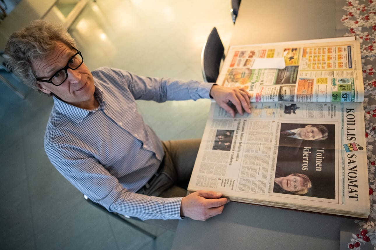 Entinen puoluesihteeri Pekka Perttula selaa vuoden 2 000 Koillissanomia, jolloin Esko Aho hävisi täpärästi Tarja Haloselle.