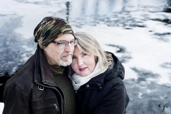 Ali Helin ja Heli Heino uskaltavat puhua avoimesti tarpeistaan ja toiveistaan seksin suhteen. Heidän tutustumistarinastaan syntyi myös vastailmestynyt kirja Venuksen vuosi. Kuva: Elias Lahtinen