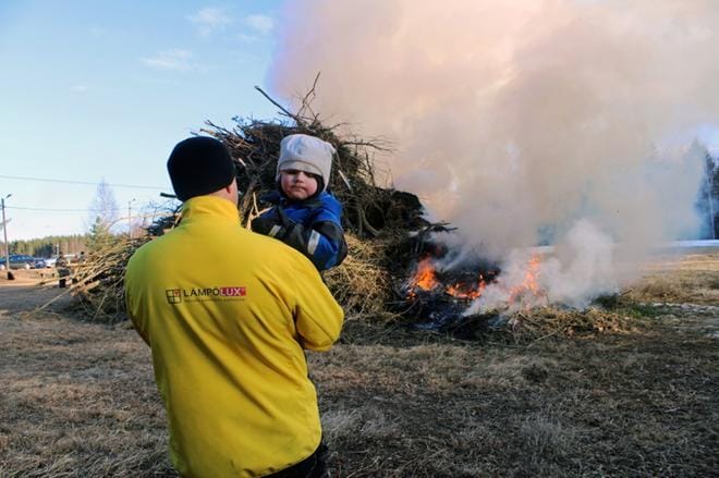 Veikka oli tiivisti isänsä sylissä, kun Ville Lehto seurasi kokon syttymistä Kuortaneen Lentilässä. Kokko sytytettiin tasan seitsemältä illalla.KUVAT: TARJA RIIHIMÄKI