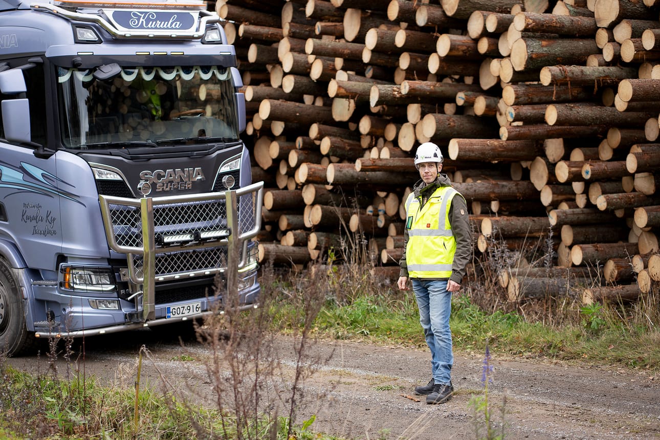 Metsä Groupin puunhankinnan tuotantojohtaja Ilkka Köntti kertoo, että Pohjois-Suomessa yhtiöllä on tällä hetkellä sopimus 60 puunkorjuu - ja kuljetusyrittäjän kanssa.
