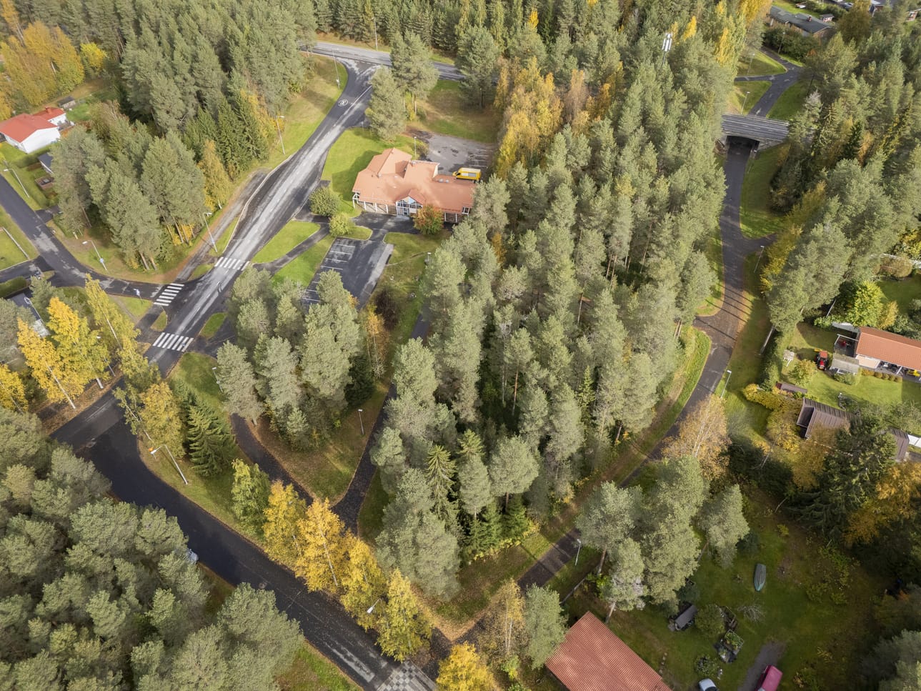 Palveluyksikkö on tulossa keskellä kuvaa olevan entisen kaupparakennuksen vasemmalle puolelle.