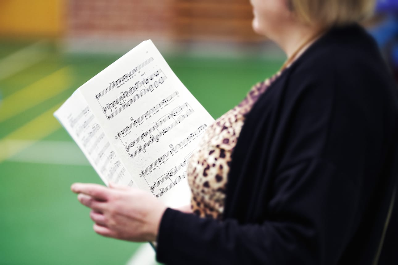 Musiikkiluokka 4B on treenannut viime syksystä lähtien laulua käytännössä joka ikinen päivä: "Lapset saavat ymmärrystä näyttämötyöstä ja pääsevät laulamaan musiikillisesti vaativaa materiaalia", opettaja Maria Viitasaari kommentoi.
