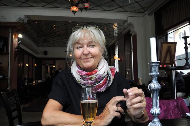 Ravintolan asiakas Britt-Marie Stenborg ei kannata uutta tupakkalakia: – En ole koskaan polttanut, mutta mielestäni on väärin, että tästä kysymyksestä on tehty laki. Jos laki tehdään, sen seurauksia pitäisi myös pystyä valvomaan. KUVAT: KIRSTI KAJANNE