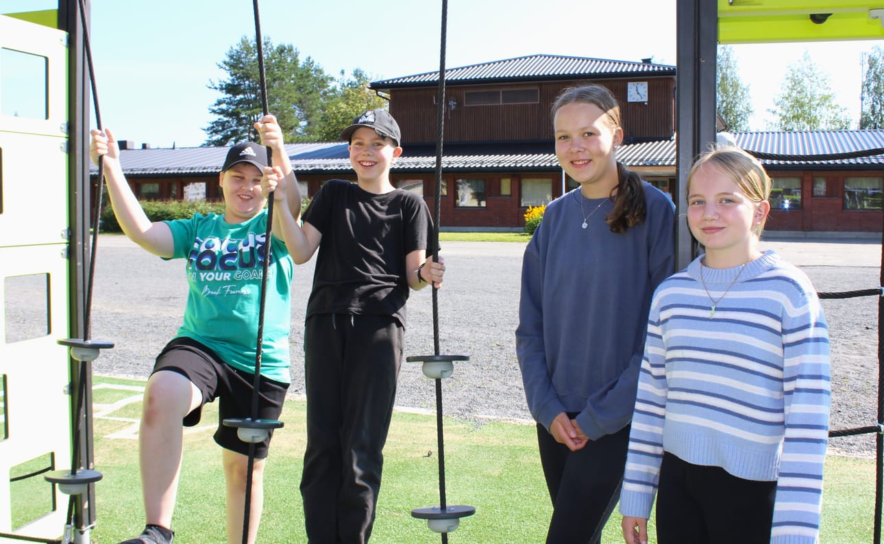 Karijoen alakoululaiset eivät räpläile kännykkää koulupäivän aikana. Vasemmalta kuudesluokkalaiset Elias Länsimäki, Miika Peltoniemi, Veera Järvenpää ja Alisa Nikkinen.