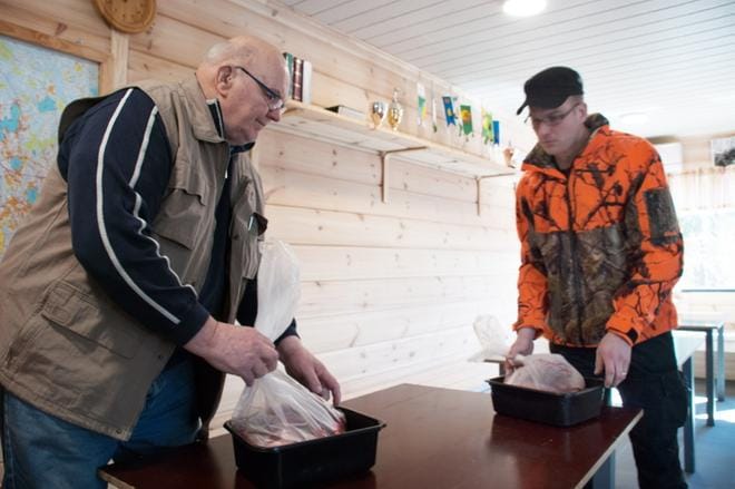 Tapani Pihlajamäki ja Tero Kurhela lajittelivat hirvikeittoon tulevia lihoja Sydänmaan metsästysmajalla perjantaina. KUVA: KAROLIINA SYRJÄ