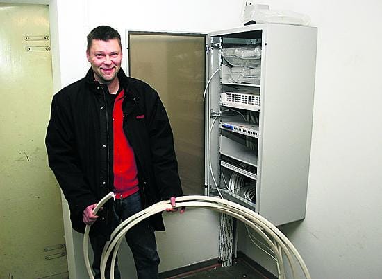 Kajaanin pilottikohteessa viedään valokuitu jakamosta asuntoihin mikroputken sisällä. Toimitusjohtaja Hannu Reinikoski pitää käsissään toista kymmentä mikroputkea sisältävää kaapelia.