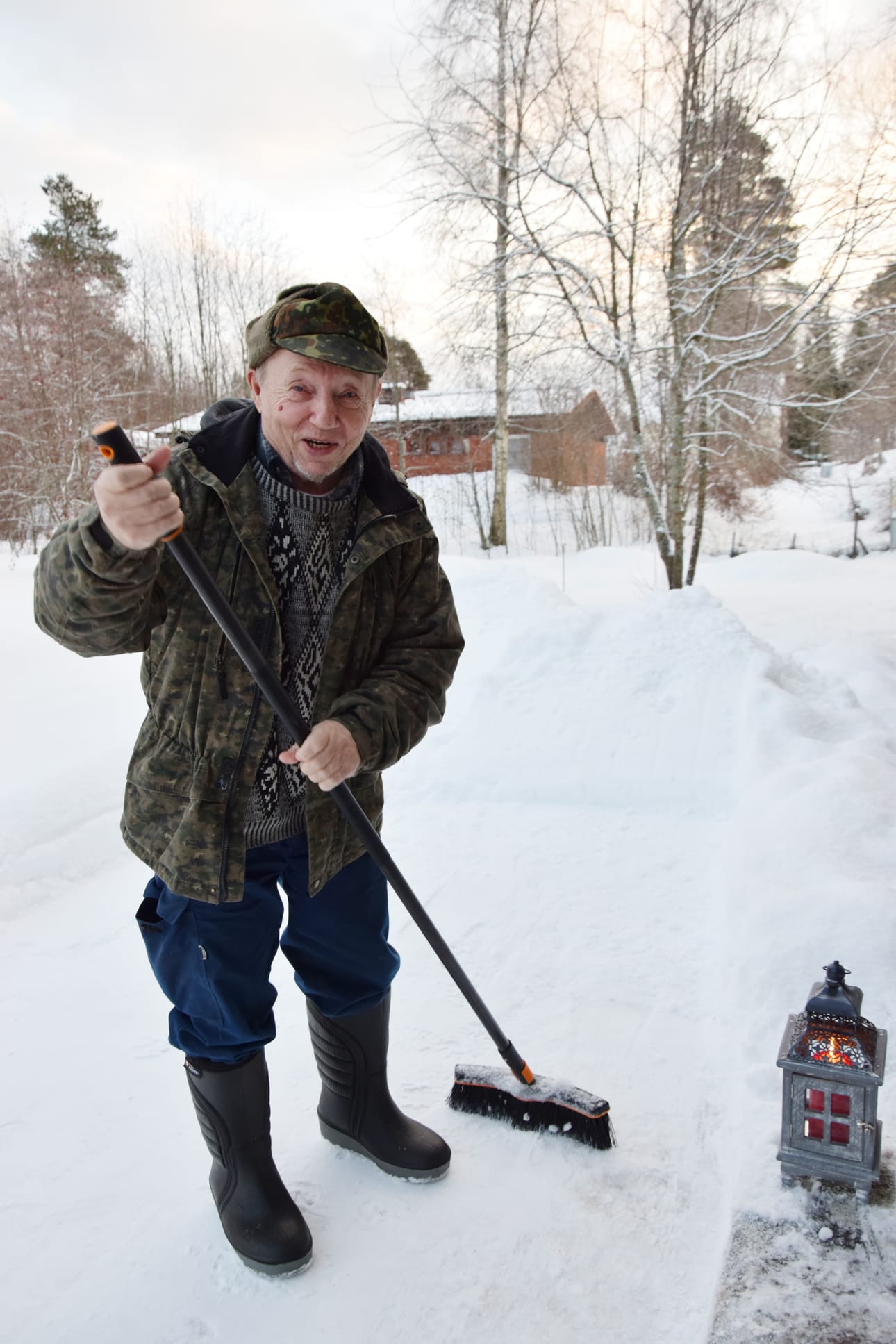 Eero Karvonen paratiisissaan Siikajärvellä kaukana Lapin erämaassa. Näistä maisemista kalaa tulee enemmän kuin jaksaa syödä ja kantaa.
