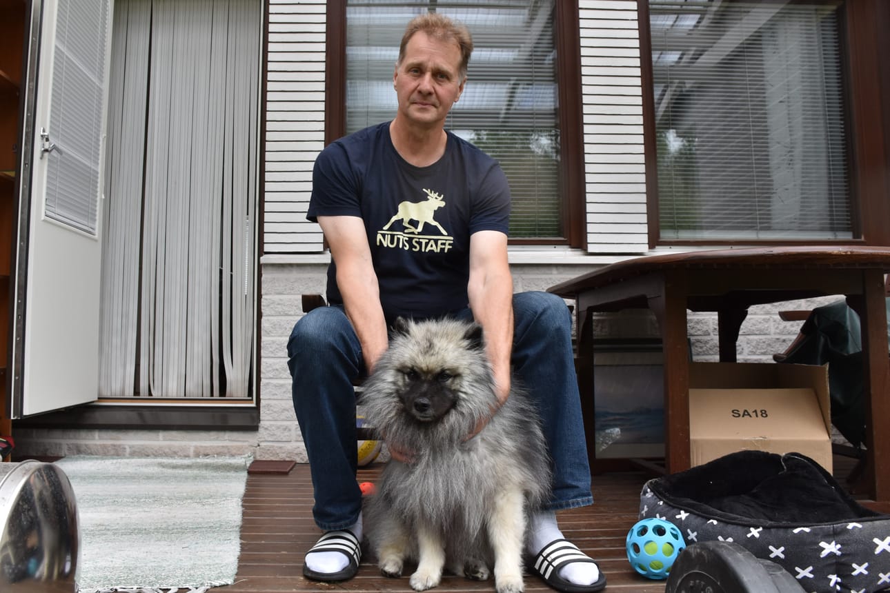 Markku Hyrkäs Leevi-koiran kanssa kotinsa terassilla. "Jos ei olisi Rukaa, ei täällä olisi paljon mitään. Silti kesätapahtumiinkin olisi hyvä panostaa", Hyrkäs toteaa.