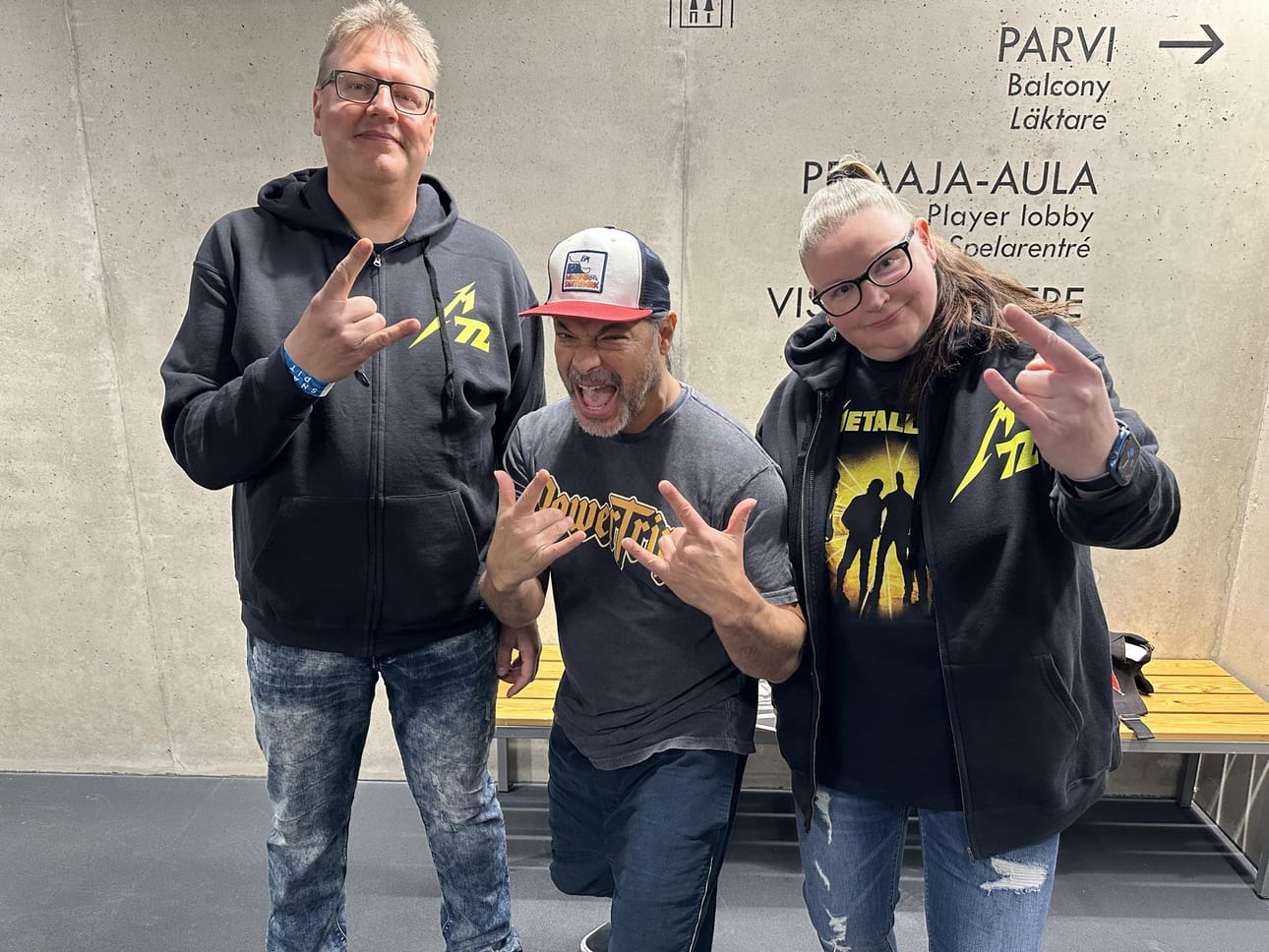 Eteläpohjalaiset Johanna Salo-Taimisto ja Hannu Taimisto ovat olleet Metallican konserteissa lukuisia kertoja. Nyt he tapasivat kahdestaan Metallican jäseniä, kuten basisti Robert Trujillon ennen sunnuntain stadionkeikkaa. Perjantaina he olivat jo thrash-suuruuden ensimmäisessä konsertissa.