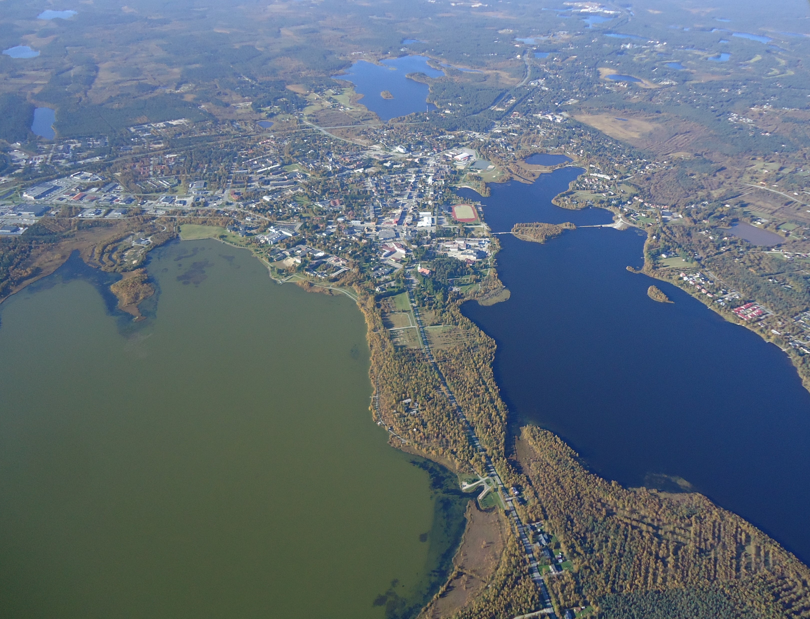 Torankijärvi ja Kuusamojärven Kirkkolahti Jukka Tervon 15.9. ottamassa ilmakuvassa. Torankijärvestä kirkkolahteen laskeva Kitroninpuro kuormittaa järveä Matkajokea ja Kolvankijokea huomattavasti vähemmän.