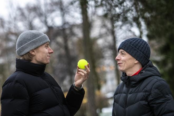 Emil Ruusuvuorella on Suomessa ollessaan lähes minuuttiaikataulu. Isä Jari Laakkonen pyrkii kokkaamaan pojalleen ravitsevia aterioita. KUVA: Kimmo Penttinen