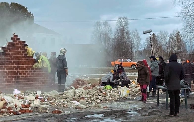 Elokuvan räjähdyspaikka rakennettiin Lapuan Tiistenjoen nuorisoseuralle. Työryhmä