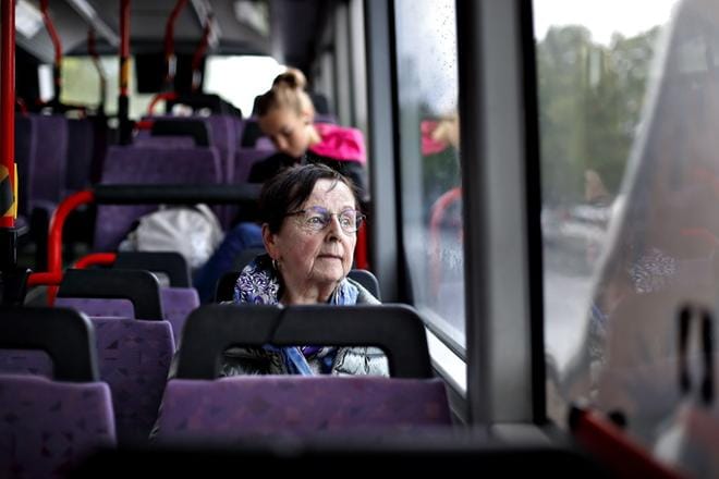 Valma Lehto tekee ainutlaatuista vapaaehtoistyötä Seinäjoella. Hän on tiettävästi Suomen ainut bussikummi. KUVAT: TOMI KOSONEN