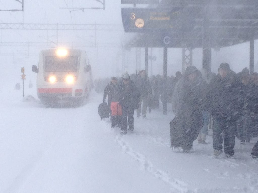Junaliikenne on myöhästellyt sakean pyryn vuoksi.