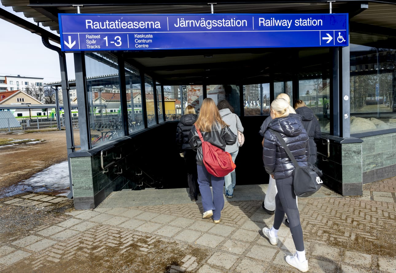 Maanantain 2.11. ja tiistain 3.11. välisenä yönä Raksilan puolelta ei pääse junalaitureille alikulun kautta, vaan kaikkien on käytettävä kiertoreittiä.