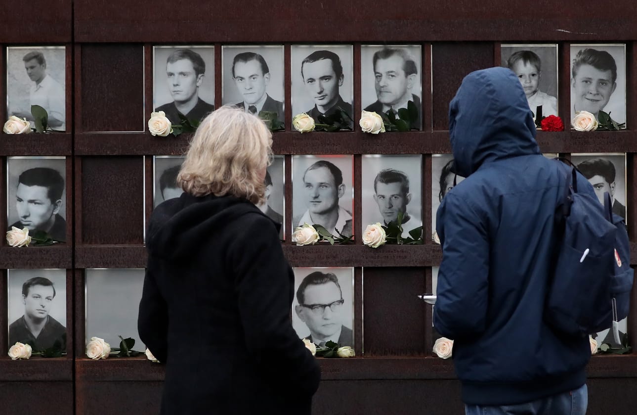 Arvioiden mukaan idästä länteen pyrkineitä ihmisiä kuoli vuosien 1961 ja 1989 välillä jopa satoja. Muurin muistomerkillä heitäkin muistetaan.
