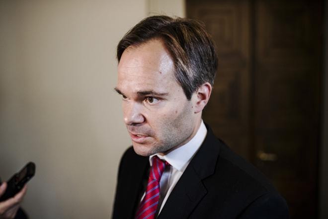Sisäministeri Kai Mykkänen (kok.) sanoo toivovansa, ettei pakkopalautuksiin puuttuminen yleisty. KUVA: Silja Viitala