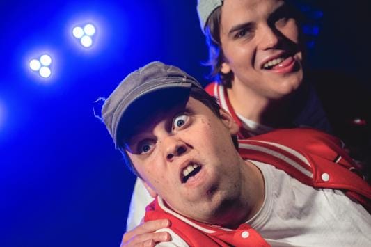 Juuso Suihkonen (vas.) näytteli Toxic Avenger –rockmusikaalissa ”blondia jäbää”. Kuvassa myös Samuli Pietikäinen. Kuva: Pyry Keto / Toxic Avenger 2021