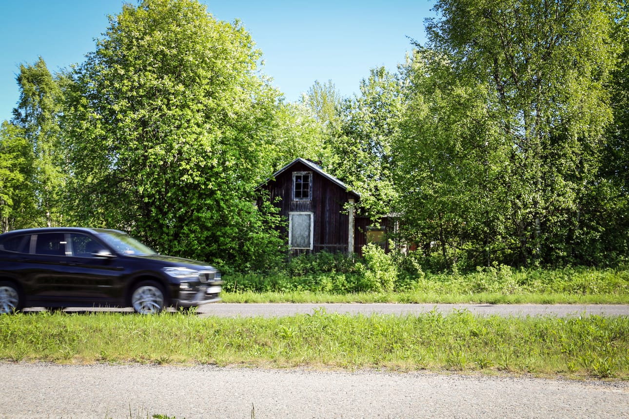 Kuvan talolla ei ole Maanmittauslaitoksen lainhuuto- ja kiinnitysrekisterissä lainkaan omistajamerkintää. Voi olla, että lainhuutoa ei ole koskaan tehty. Tontti on kaavoitettu viheralueeksi, minkä vuoksi kunta haluaa lunastaa kiinteistön.
