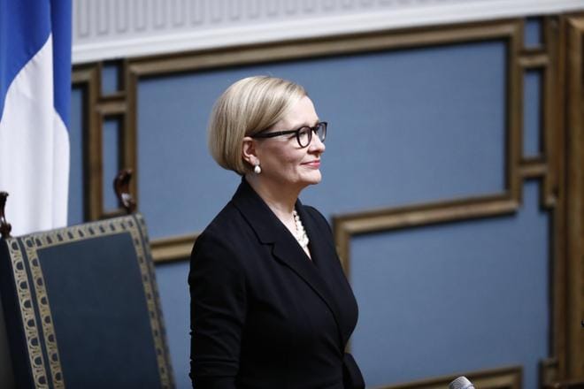 Puhemies Paula Risikko kertoi kysyneensä itseltään, ovatko varpuset katoamassa myös politiikasta, koska niin paljon haukkoja lentää ympärillä. KUVA: Joel Maisalmi