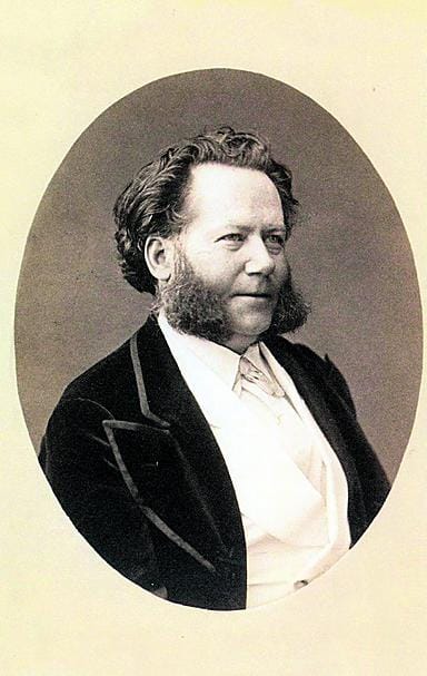 Ibsen oli lyhyt ja äkeän näköinen mies. Tämä on yksi ainoita valokuvia, joissa näytelmäkirjailija lähes hymyilee.