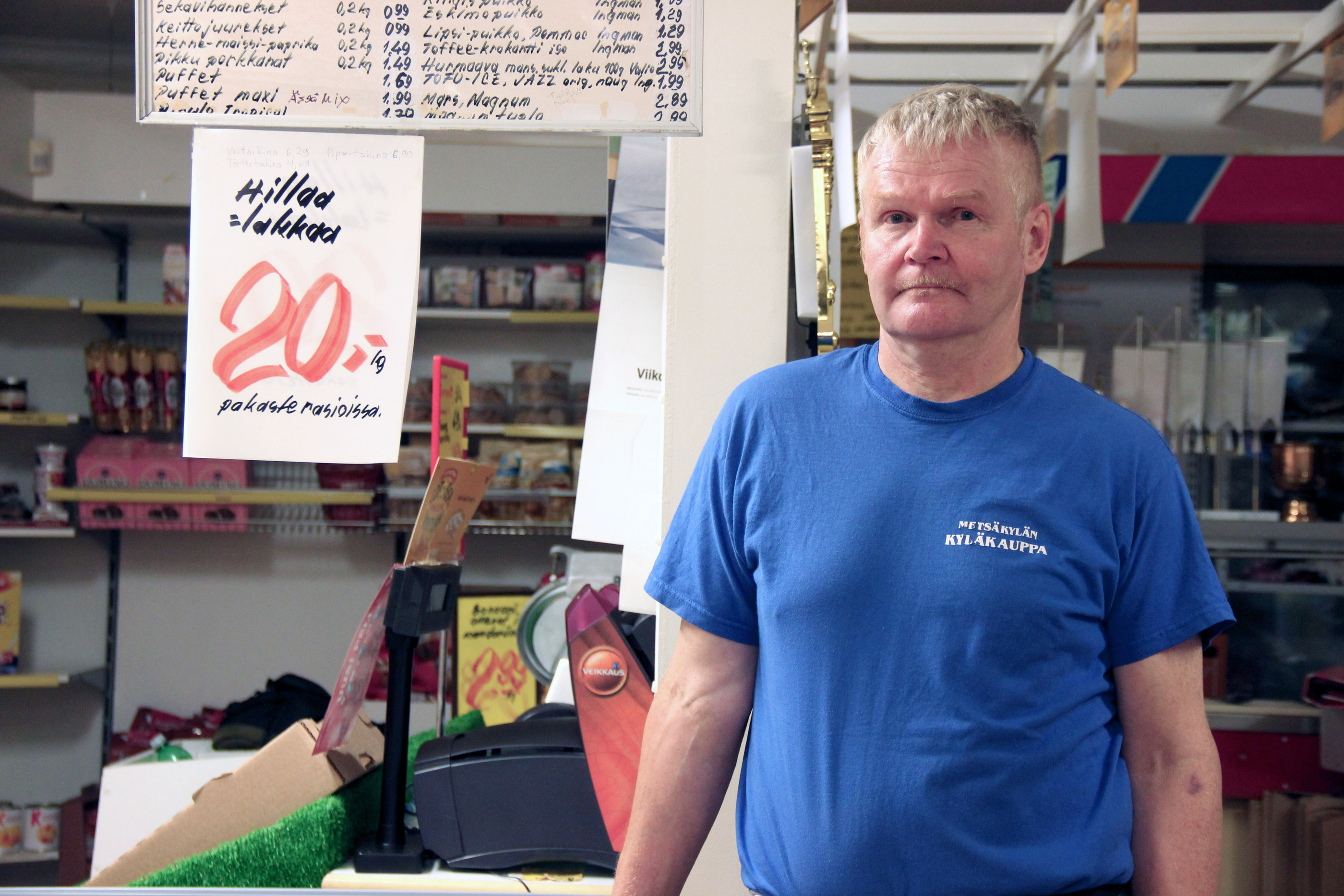 Lauantaiöisin, kun baari on auki, Riitun puodista saa ostettua tarpeet kotiin viemisiksi. Elokuun lopussa kauppaan tulee uusi lihatiski. Kuvassa yrittäjä Sulo Kaijala.
