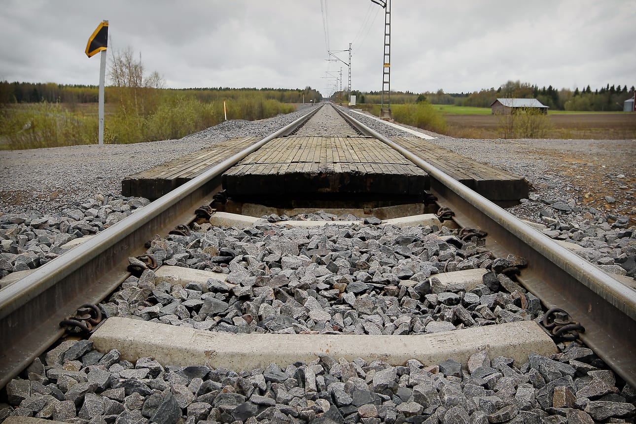 Käytännössä vaarallinen tasoristeys on esimerkiksi sellainen, että vaikka ajoneuvon kuljettaja pysähtyy risteykseen, katsoo kumpaankin suuntaan ja päättää sitten mennä yli, voi juna vielä tulla. Arkistokuva.
