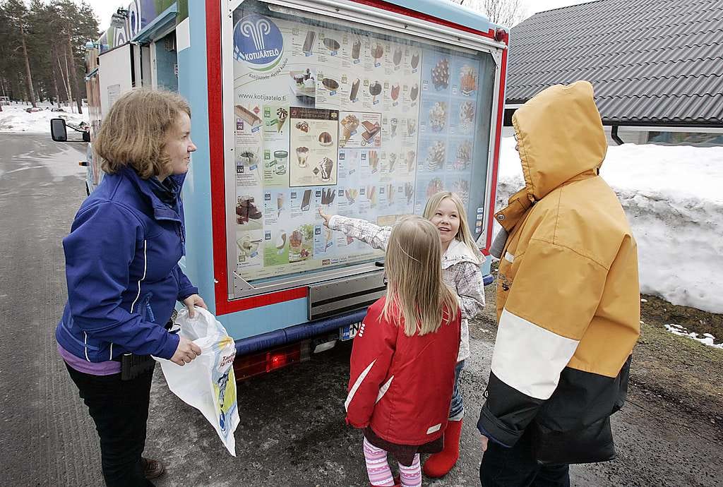 Kotijäätelön myyjä Jenni Törmäsen työpäivä alkaa iltapäivällä auton pakkaamisella. Jäätelöauton tunnusmelodia soitetaan joka pysäkillä, joita voi yhden illan reitillä olla jopa 50. Monet reitin varrella asuvat asiakkaat tietävät auton aikataulut, mutta vasta äänimerkki havahduttaa jäätelöostoksille.