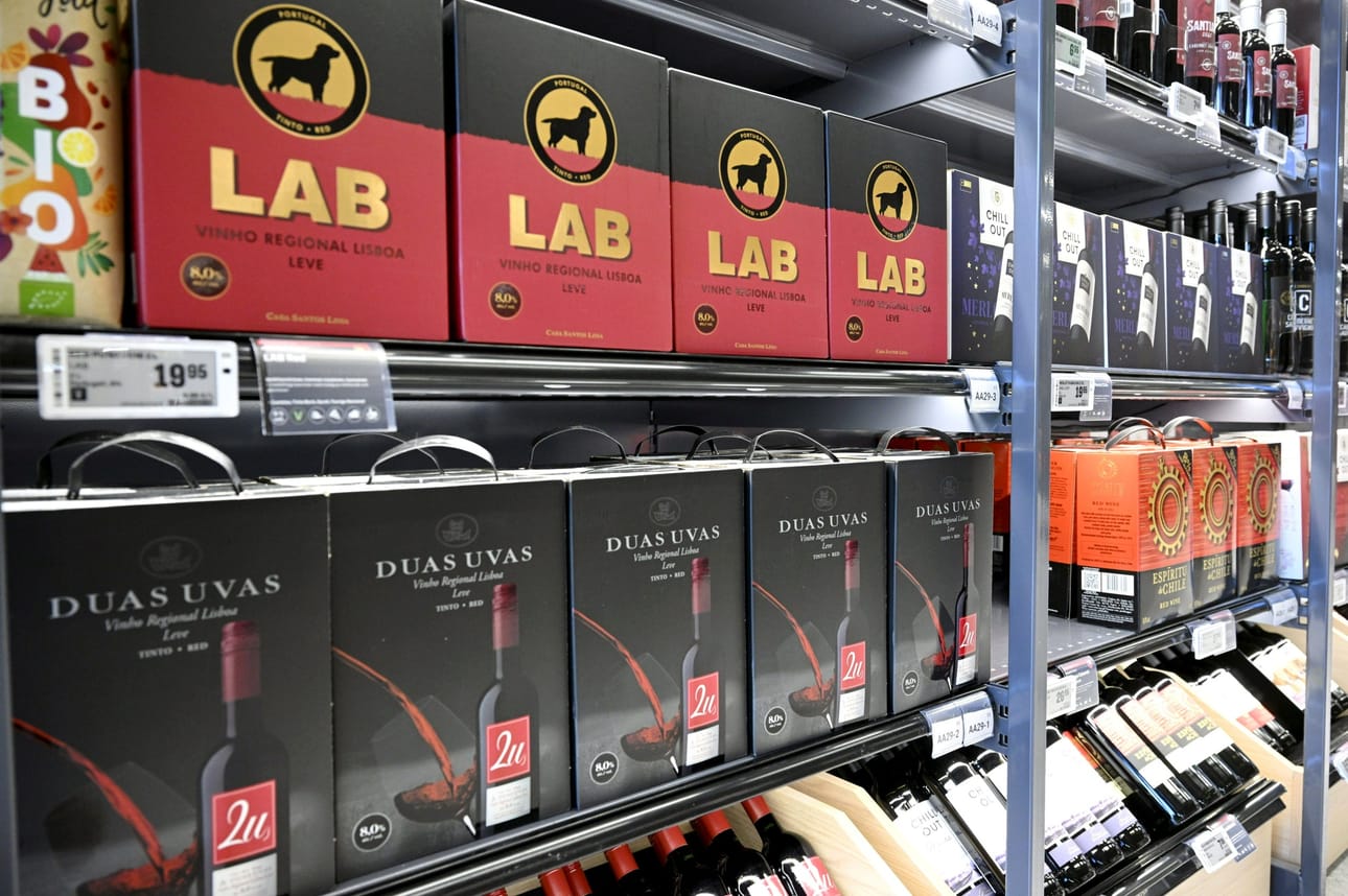 Alkoholijuomien kotiinkuljetusmahdollisuus koskisi kaikkia vähittäiskaupassa myytäviä juomia. LEHTIKUVA / MARKKU ULANDER