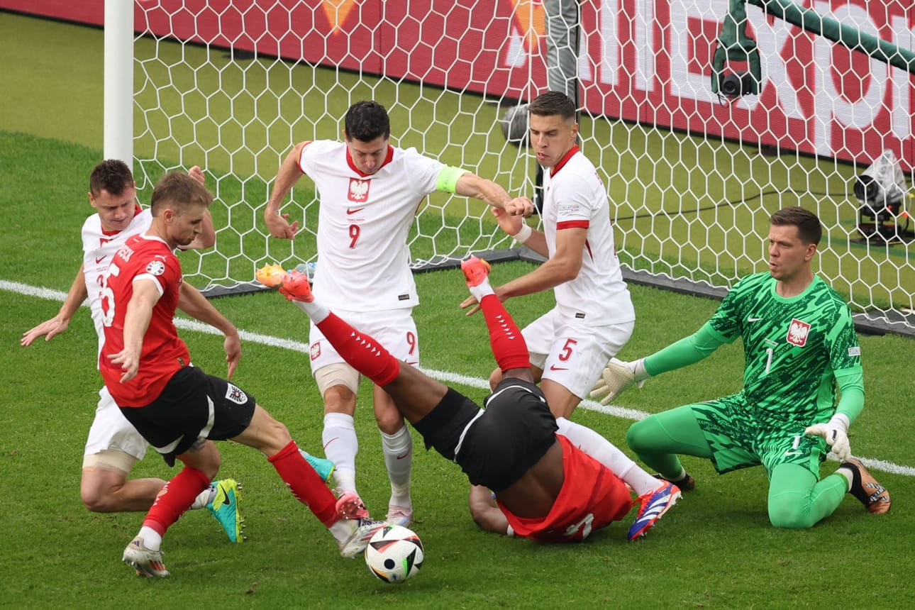 Robert Lewandowski kamppaili pallosta Stefan Poschin kanssa Puolan ja Itävallan välisessä ottelussa. LEHTIKUVA/AFP